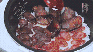 關(guān)上蓋子繼續(xù)燜煮20分鐘淋上醬汁。