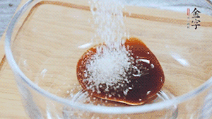 合上蓋子，啟動(dòng)電源煮飯。期間混合好調(diào)味汁。