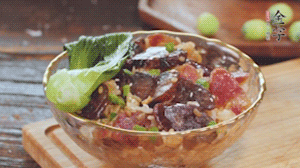 期間用開水燙熟青菜，煎好荷包蛋~ （懶人可忽略此步）