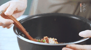 揭開鍋蓋，放上青菜，荷包蛋，就可以吃了。