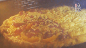 準(zhǔn)備好披薩餅皮，烤盤刷油后入烤箱預(yù)熱10分鐘，放上面餅后180度烤10分鐘。（現(xiàn)成買的披薩皮，就忽略此步驟）