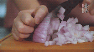 2.半個(gè)青椒、半個(gè)黃椒切圈、一個(gè)洋蔥切丁、三個(gè)白蘑菇切片備用。