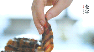 金字醬肉切片備用。