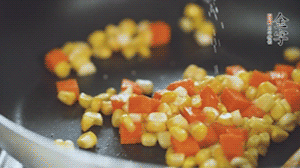 胡蘿卜、玉米洗凈后，處理成粒，加鹽簡單炒制。
