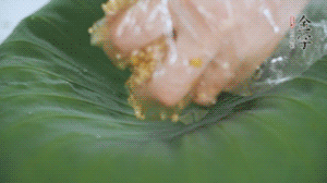 將食材混合好鋪到新鮮荷葉上。（可以加點(diǎn)水）