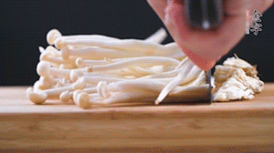 海鮮菇、蟹味菇去掉根部，洗凈。