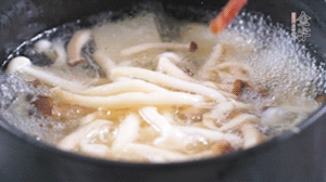 依次放火腿、豆腐，加水大火燒開，小火燉煮20分鐘，出鍋前撒上蔥花即可。