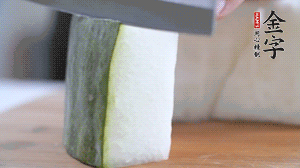 冬瓜去瓤去皮，切小塊。