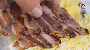 依次擺放娃娃菜和醬肉。