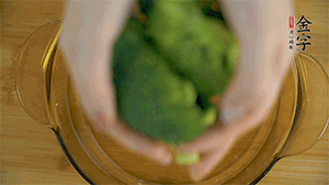 西蘭花洗凈，切成小塊汆燙，切碎。