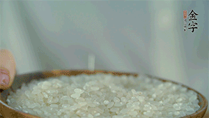 大米、糯米混合上電飯鍋蒸熟。