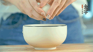 雞蛋液打散，可以加點鹽和黃酒，邊煎邊用筷子攪拌。