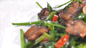 出鍋前加少許鹽調(diào)味。