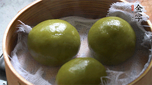 青團(tuán)上沸水鍋中蒸10分鐘即可。