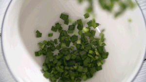 韭菜洗凈，切粒。