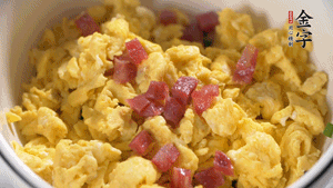 將香腸、韭菜、雞蛋攪拌均勻，可適當(dāng)加玉米油、十三香、味精調(diào)味。