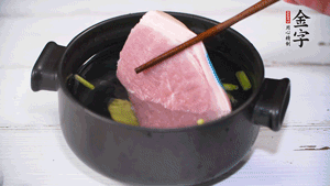 整塊豬肉，加蔥、姜片、料酒焯水。