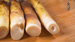 春筍剝去外殼，切成滾刀塊。