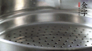 出鍋后，倒扣臘味，撒上蔥花即可。