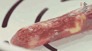 香腸蒸至半熟切片，筍切丁備用。