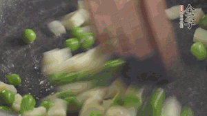 鍋中油7成熱時，入青豆、筍丁翻炒，然后加糯米飯加鹽均勻翻炒。