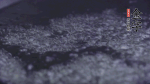 小青菜洗凈后，鍋中水燒開(kāi)，放點(diǎn)鹽和滴幾滴油后燙熟。