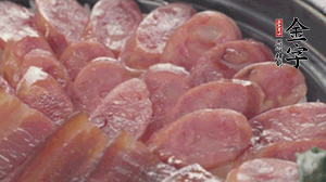 沿著米飯邊淋一圈玉米油，擺上小青菜，淋上醬油和湯調(diào)成的醬汁，撒上辣椒粒、香蔥末即可。