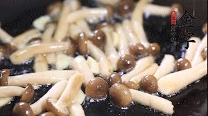 熱油下鍋煸香蒜末，依次加蟹味菇、香腸、西蘭花均勻翻炒，放適量水燜煮3分鐘。