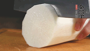 白蘿卜去皮切塊，豆芽洗凈。