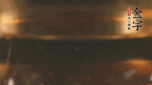 冷水下鍋，加入牛仔骨、姜片焯水備用。