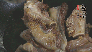 加入白蘿卜、料酒、水、火腿煮40分鐘。