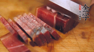 金字火腿溫水浸泡30分鐘，切成小塊。