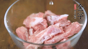 切成小段的排骨洗凈后，加姜片焯水3分鐘。