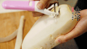 蘿卜去皮，切成絲。（如果用擦菜板，不能選擦成太碎的）