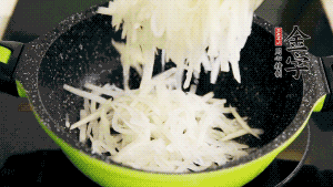 鍋加油至5成熱，放香腸粒、臘肉粒翻炒，等脂肪變透明后，加香菇、瑤柱、蝦米，放適量冰糖、胡椒粉、鹽炒至香味溢出。