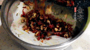 在蒸盤中鋪上油紙，鋪好食材后壓一壓，蒸箱中蒸30分鐘即可。（蒸好的蘿卜糕切成厚片，用少量油煎一下，撒點蔥花口味更好。）