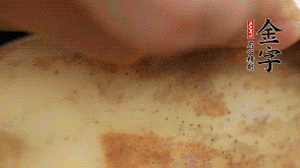 金字香腸切片，藕去皮切薄片備用。