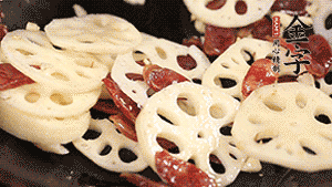 依次下香腸片、藕片翻炒均勻，加適量清水燜熟。