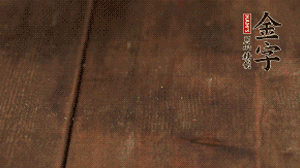 小玉米洗凈，對(duì)切。