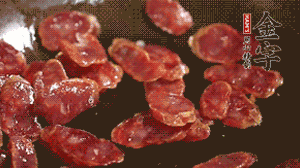 鍋中油7成熱時(shí)，，先放香腸煸香，再放荷蘭豆、小玉米均勻翻炒。（可淋點(diǎn)料酒或清水讓香腸口感軟一些）