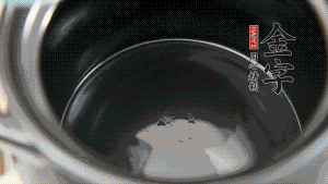 依次把排骨、玉米、蓮藕、荸薺放入砂鍋中。（根據(jù)食材的難易熟度放置，難熟的放下面，其他湯品也是一樣。）