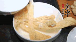 竹蓀淡鹽水泡發(fā)后，剪去菌蓋頭（封閉的一端），切成小段。生姜切片，蔥切段備用。