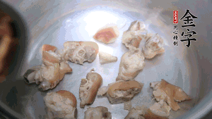 煎至兩面略金黃時(shí)，加適量熱水燉至奶白。