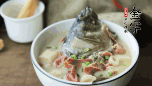 出鍋前可以撒上少許蔥花點(diǎn)綴。