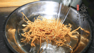 蟲草花用涼水浸泡10分鐘，干香菇溫水泡發(fā)至軟去蒂備用。蓮子、紅棗也可一同清洗干凈。