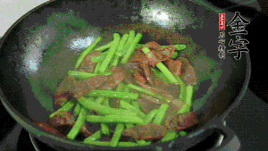 然后再加入鮮蓮子一起翻炒，至熟后加少許鹽調(diào)味就可以了。