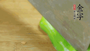 大蒜切成小段，青椒去籽滾刀切成塊。