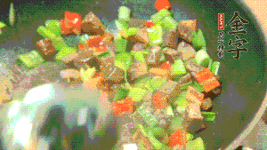 熱油起鍋，依次加入青椒塊、牛肉、大蒜煸炒均勻。