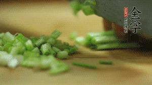 小蔥切成蔥花。