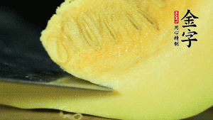 胡蘿卜切滾刀塊，小南瓜取一半去籽去皮切塊備用。